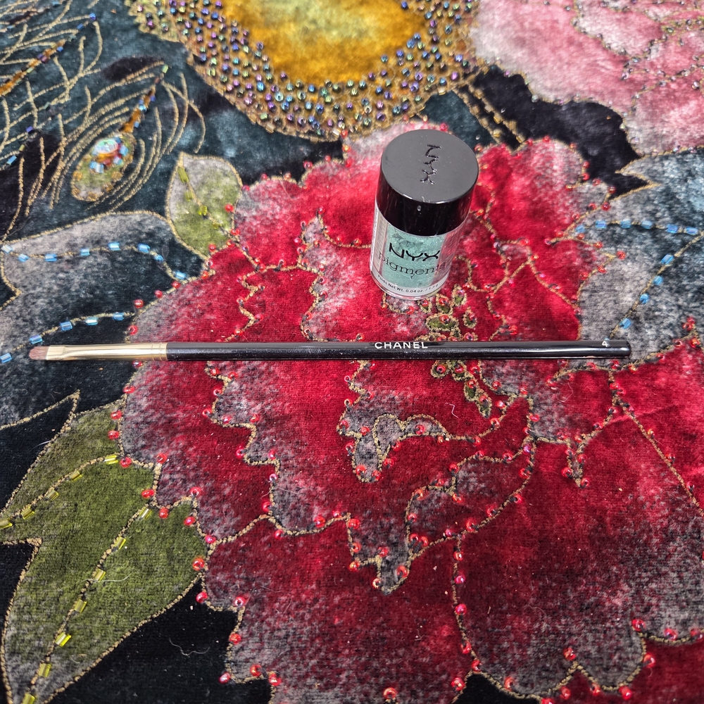 CHANEL Brush 4 with NYX Green Pigment - Picture 1 of 5